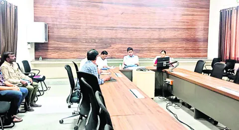 దరఖాస్తులు తక్షణమే పరిష్కరించాలి