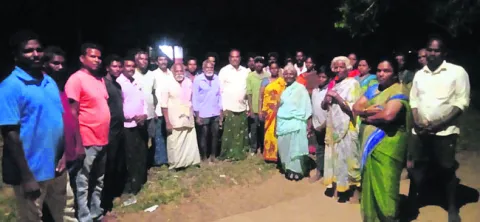మా భూములు, ఇళ్లు ఇచ్చేది లేదు 