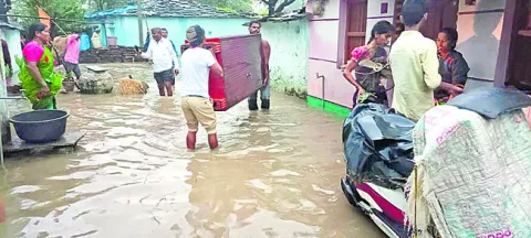 భయం గుప్పిట్లో కాలనీలు 