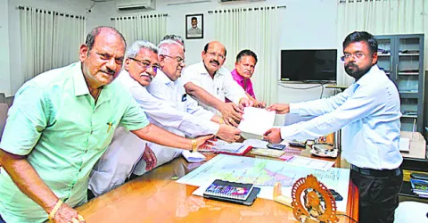 రిటైర్డ్‌ ఉద్యోగుల సమస్యలు పరిష్కరించాలని ధర్నా 