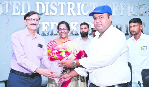 ఒకేరోజు ముగ్గురు అధికారులు బాధ్యతల స్వీకరణ 