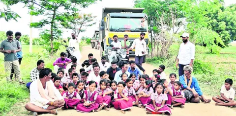 మా ప్రాణాలు పోవాలా.. 
