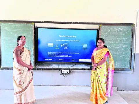 ●బోర్డు చాటు తెర.. 