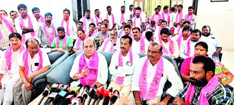 సీతక్క రాజకీయంగా ఎదుర్కోవాలి