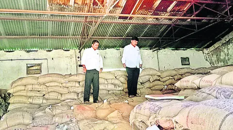 జీసీసీ గోదాం పరిశీలన
