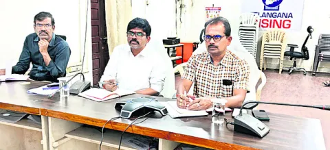 చట్టానికి లోబడి సమస్యలు పరిష్కరించాలి