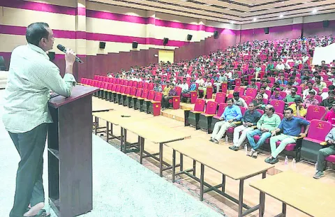 ఉన్నత భవిష్యత్‌కు బాటలు వేసుకోవాలి 