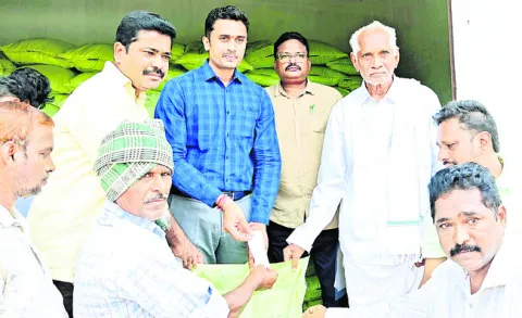 ఎరువుల పంపిణీ 