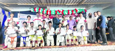 కరాటే చాంపియన్‌షిప్‌లో జిల్లాకు పతకాలు