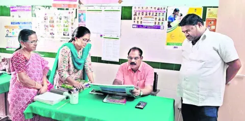 ప్రజలకు అందుబాటులో ఉండాలి : డీఎంహెచ్‌ఓ