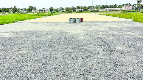 పంట భూములే ప్లాట్లు 