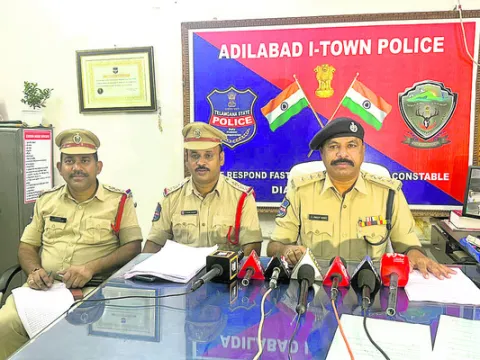 రోడ్డు కబ్జా చేసిన ఇద్దరి రిమాండ్‌