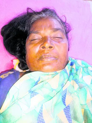 పాముకాటుతో మహిళ మృతి 