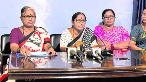 ఫిర్యాదు చేయడానికి వచ్చిన మహిళపై అట్రాసిటీ కేసా?