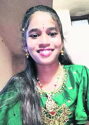 ఆశ్రమ పాఠశాలలో విద్యార్థిని..