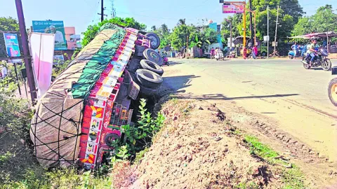 ఆయిల్‌ లారీ బోల్తా 
