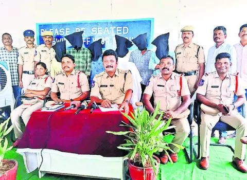 విద్యుత్‌ తీగ తగిలి యువకుడి మృతి