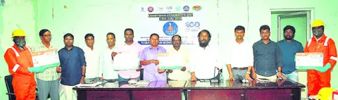 రక్షణ దుస్తులు ధరించి పనిచేయాలి