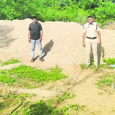 ఇసుక అక్రమ డంప్‌ సీజ్‌ 