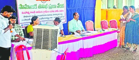 కూలీలు రాకుండానే హాజరు 