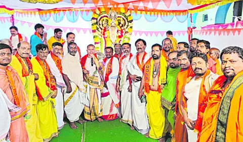 యాగాలకు తరలిన అర్చకులు 