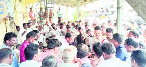 వ్యాపారి ఇంటి ఎదుట రైతుల ఆందోళన