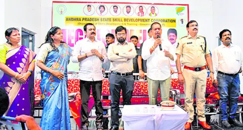 మచిలీపట్నంలో నిరుద్యోగాన్ని రూపుమాపుతాం 