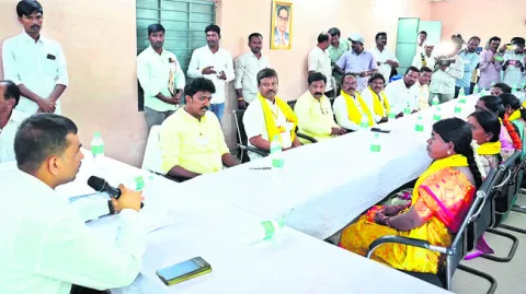 ప్రలోభపెట్టి.. పదవులు పొంది 