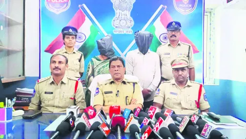 అధిక వడీ్డ ఆశ చూపి మోసం