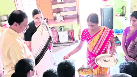 విద్యార్థులు చదువుపై శ్రద్ధ చూపాలి 