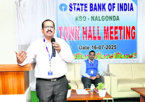 ఆన్‌లైన్‌ మోసాలపై  అప్రమత్తంగా ఉండాలి