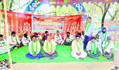 రెండో రోజుకు చేరిన రిలే దీక్షలు 