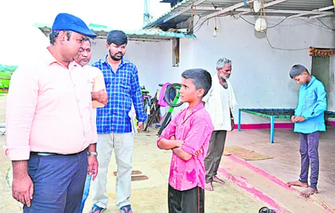 పాఠశాలకు డుమ్మా కొట్టొద్దు