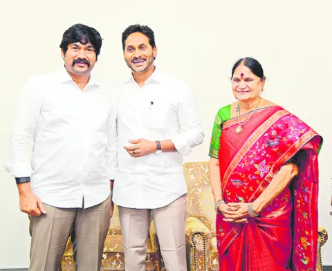 వైఎస్‌ జగన్‌ను కలిసిన శివప్రసాద్‌రెడ్డి, వెంకాయమ్మ 