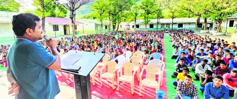 విద్యార్థుల సమస్యలను డీన్‌లకు విన్నవించాలి 