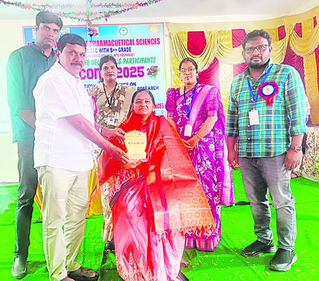 ఉన్నత చదువుతోనే ఉజ్వల భవిష్యత్‌ 