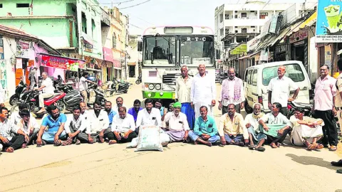 విద్యుత్‌ సమస్యలపై రైతుల ధర్నా
