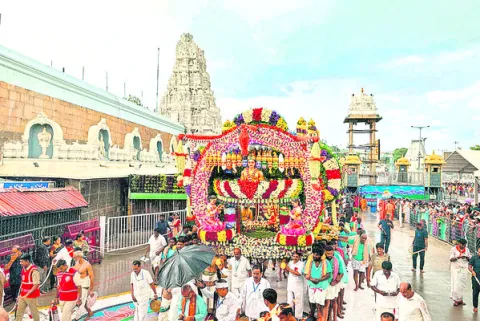 ● పుష్పపల్లకీలో పురుషోత్తముడు