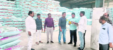 రూ.22.43 లక్షల ఎరువుల అమ్మకాలు నిలుపుదల 