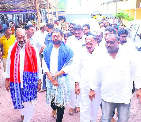 పట్టణ, ఆలయాలను అభివృద్ధి చేస్తున్నాం