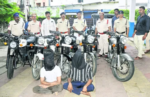బైక్‌ల చోరీకి పాల్పడిన నిందితుల అరెస్టు