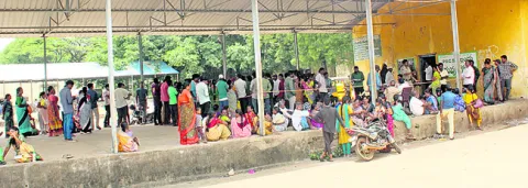 యూరియా కోసం బారులు..