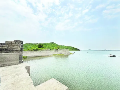 చెరువుకు చేరని చేప