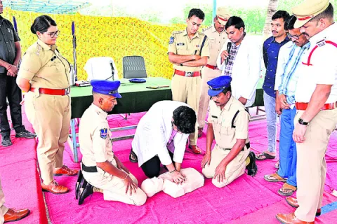 ఆపద్బాంధవులు పోలీసులు