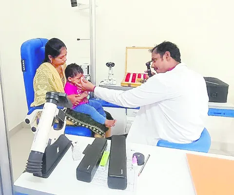 పిల్లలకు ఉచితంగా కంటి పరీక్షలు