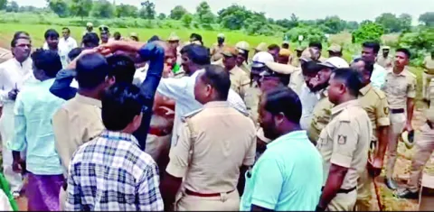 పరిహారం కోసం రైతుల ధర్నా 