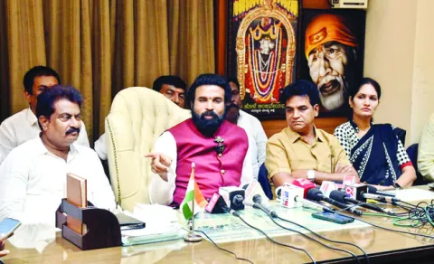 రాష్ట్రానికి ముఖ్యమంత్రి ఎవరు? 