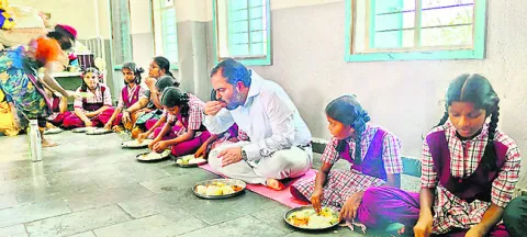 విద్యార్థినులు చదువులో రాణించాలి