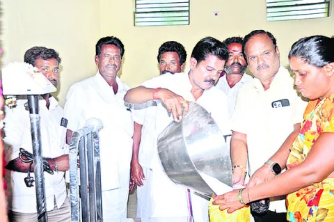 చౌక దుకాణ భవనం ప్రారంభం 