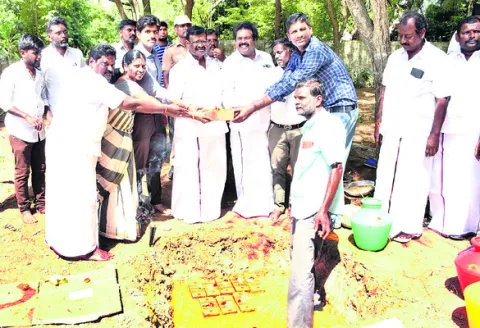 భవనాల నిర్మాణాలకు భూమిపూజ 